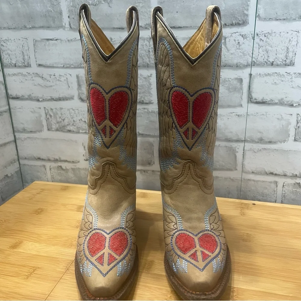 Corral vintage TEEN Heart & Wings western boots, size 2 Leather. Preowned.